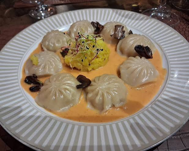 Momos vapeur, sauce curry, riz safrané et champignons noirs