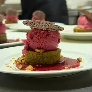 Financier croustillant, glace aux fruits rouges et tuile au chocolat