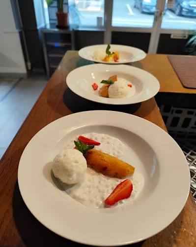 Riz au lait crémeux, ananas rôti et fraises fraîches
